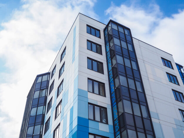 moderni-splendidi-edifici-nuovi-parete-colorata-di-cielo-blu
